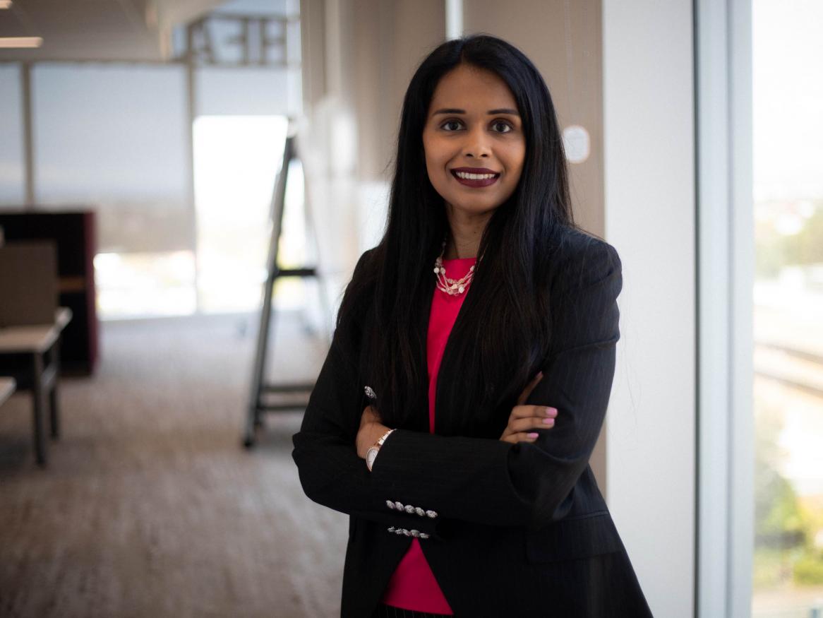 A portrait of Erandi smiling with crossed arms at UNSW