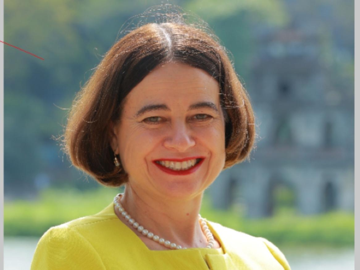 A portrait of Robyn Mudie smiling